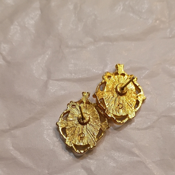 Elegant Gold and Cream Cameo Earrings - Picture 4 of 4